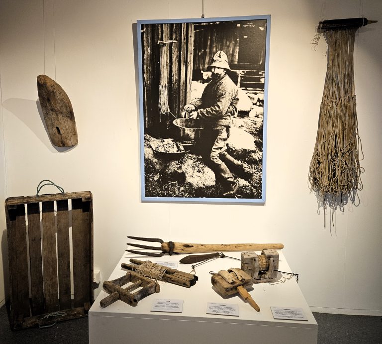 Maskebett og nål på Senter for Nordlige folk