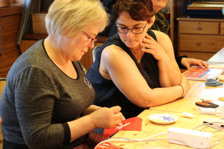 Zoja Galkina lærer fra seg perlebroderi. Foto: Torun Olsen