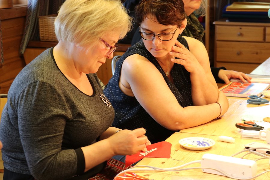 Zoja Galkina lærer fra seg perlebroderi. Foto: Torun Olsen