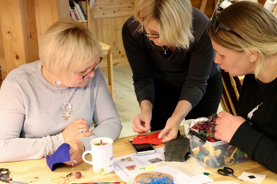 Duojar Jorunn Løkvold lærer fra seg kråkeølv teknikken