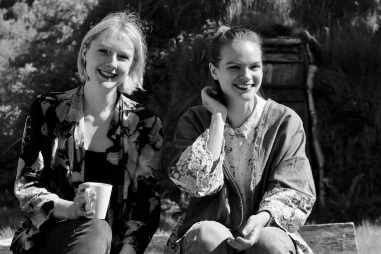 Silje Jeanette N. Stavdal og Risten Anine K. Gaup i Manin Jeanine. Foto: Torun O. Wernberg