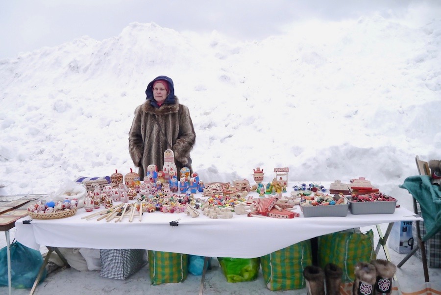 Salgsbod med flott håndverk på Nordfestivalen