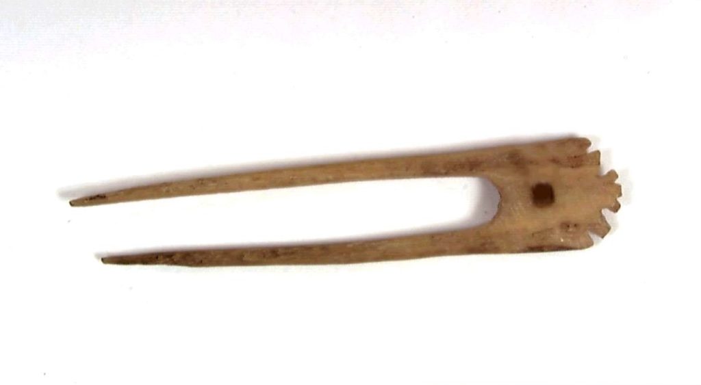 Vuoktasoađis/ hårnål. Foto: Norsk Folkemuseum.