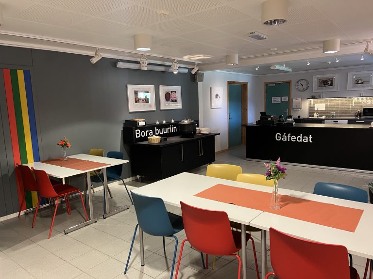 Kjøkken og kafelokale