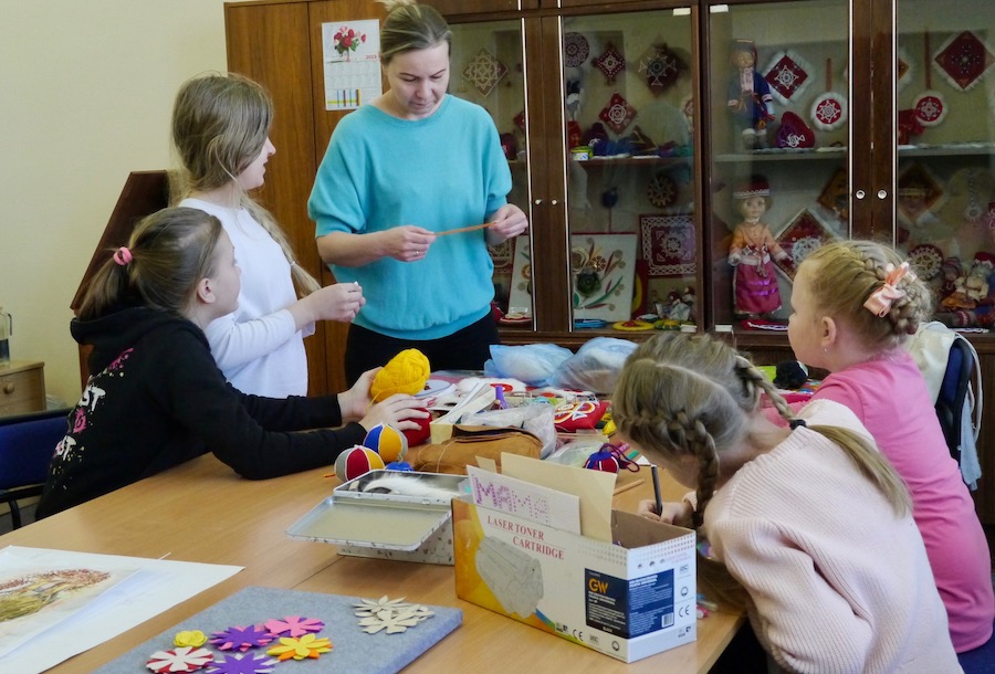 Lærer Anna Sakmarkina med noen av elevene på Kunstskolen for barn i Lujavre