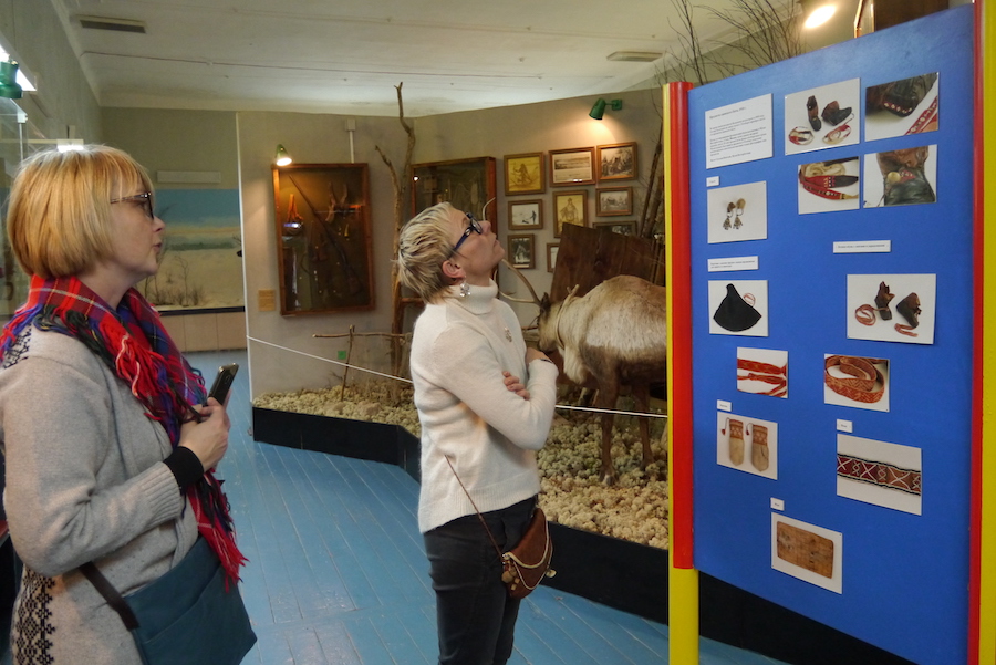 Jorunn og Nadia studerer tekst og bilder