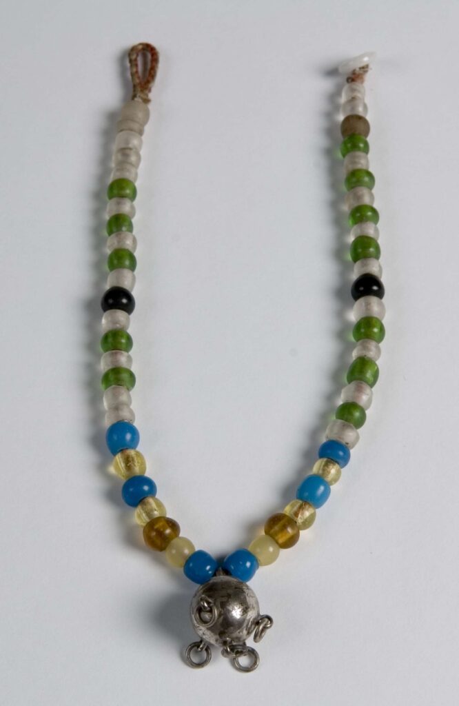 Bearalčikŋa silbaboaluin / perlekjede med sølvkule