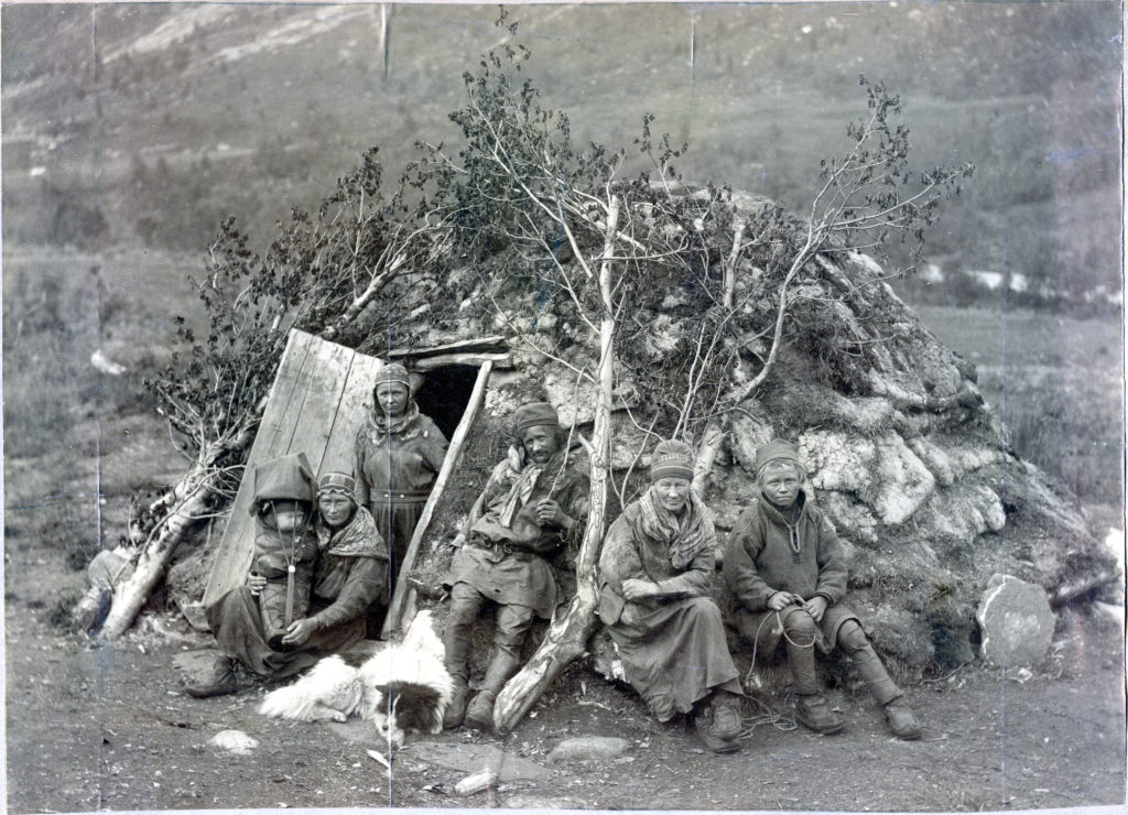 Samer fra Karesuando ved gamme, på sommerbeite i Tromsdalen. Foto: Kulturhistorisk museum UiO.