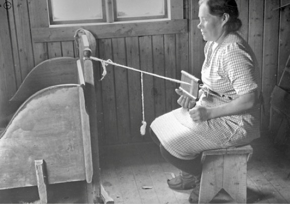 Petra Nilsen fra Skárfvággi/ Skardalen, Gáivuotna/ Kåfjord, vever komagbånd. Foto: Anna Grostøl i 1949 / Nord Troms museum.